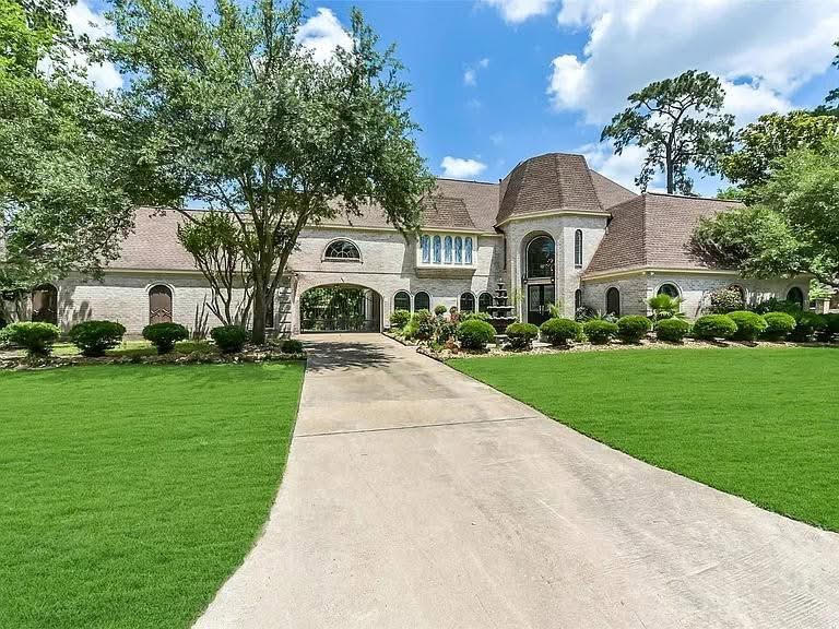 Well-kept lawn and landscaping at a beautiful home in Rome, Georgia